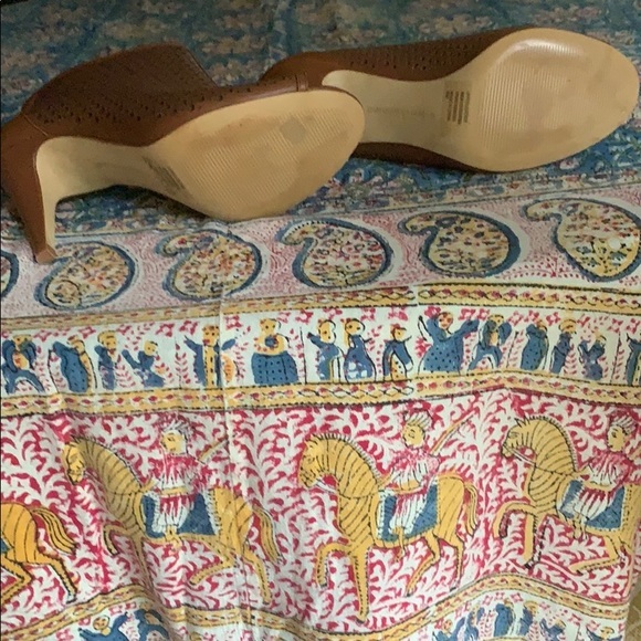 Banana Republic perforated brown leather booties 9 - Picture 3 of 4